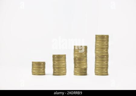 Pièces empilées sur un fond blanc isolé. Concept de croissance de l'investissement Banque D'Images