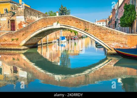 Paisible canal scénaraire dans la romantique Venise au printemps, Italie Banque D'Images