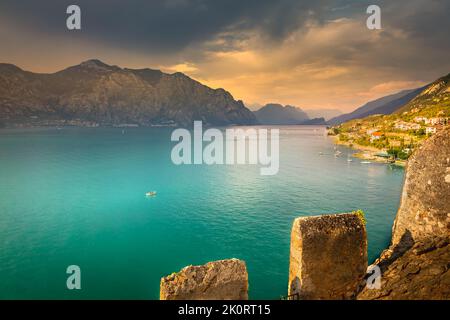Au-dessus du lac de Garde idyllique avec des voiliers à Malcesine au coucher du soleil, alpes italiennes Banque D'Images