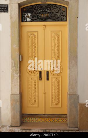 Porte en bois incrusté à Coimbra, Portugal Banque D'Images