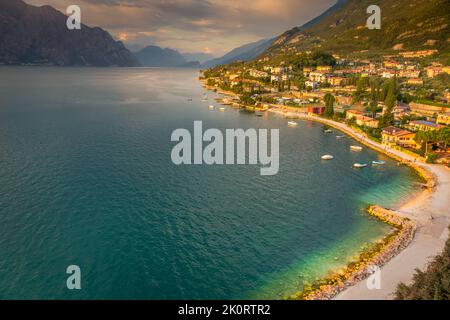 Au-dessus du lac de Garde idyllique avec des voiliers à Malcesine au coucher du soleil, alpes italiennes Banque D'Images