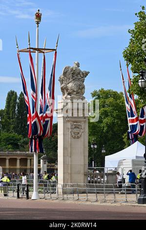 Les travailleurs ont installé les syndicats Jacks dans le centre commercial devant le funéraire d'État de la reine Elizabeth II. The Mall, Londres. ROYAUME-UNI Banque D'Images