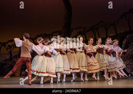 London Coliseum, Londres, Royaume-Uni. 13th septembre 2022. Le tout nouveau Ballet ukrainien Uni, compagnie de danseurs réfugiés, interprète Giselle au London Coliseum. Dirigé par la chorégraphe de renom Alexei Ratmansky. Soutenu par l'English National Opera et le Birmingham Royal Ballet, qui a fourni les costumes, le set et l'orchestre, et les interprètes invités, y compris Alina Cojocaru et Alexandror Trusch. Amanda Rose/Alamy Live News Banque D'Images