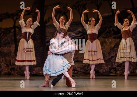 London Coliseum, Londres, Royaume-Uni. 13th septembre 2022. Le tout nouveau Ballet ukrainien Uni, compagnie de danseurs réfugiés, interprète Giselle au London Coliseum. Dirigé par la chorégraphe de renom Alexei Ratmansky. Soutenu par l'English National Opera et le Birmingham Royal Ballet, qui a fourni les costumes, le set et l'orchestre, et les interprètes invités, y compris Alina Cojocaru et Alexandror Trusch. Amanda Rose/Alamy Live News Banque D'Images