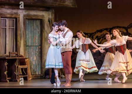 London Coliseum, Londres, Royaume-Uni. 13th septembre 2022. Le tout nouveau Ballet ukrainien Uni, compagnie de danseurs réfugiés, interprète Giselle au London Coliseum. Dirigé par la chorégraphe de renom Alexei Ratmansky. Soutenu par l'English National Opera et le Birmingham Royal Ballet, qui a fourni les costumes, le set et l'orchestre, et les interprètes invités, y compris Alina Cojocaru et Alexandror Trusch. Amanda Rose/Alamy Live News Banque D'Images