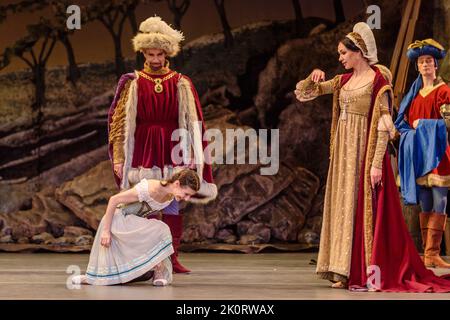 London Coliseum, Londres, Royaume-Uni. 13th septembre 2022. Le tout nouveau Ballet ukrainien Uni, compagnie de danseurs réfugiés, interprète Giselle au London Coliseum. Dirigé par la chorégraphe de renom Alexei Ratmansky. Soutenu par l'English National Opera et le Birmingham Royal Ballet, qui a fourni les costumes, le set et l'orchestre, et les interprètes invités, y compris Alina Cojocaru et Alexandror Trusch. Amanda Rose/Alamy Live News Banque D'Images