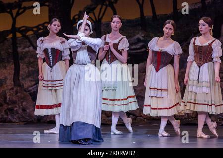 London Coliseum, Londres, Royaume-Uni. 13th septembre 2022. Le tout nouveau Ballet ukrainien Uni, compagnie de danseurs réfugiés, interprète Giselle au London Coliseum. Dirigé par la chorégraphe de renom Alexei Ratmansky. Soutenu par l'English National Opera et le Birmingham Royal Ballet, qui a fourni les costumes, le set et l'orchestre, et les interprètes invités, y compris Alina Cojocaru et Alexandror Trusch. Amanda Rose/Alamy Live News Banque D'Images