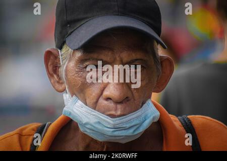 Antipolo, Philippines. 13th septembre 2022. Un homme âgé a vu porter un masque facial dans Downtown Antipolo. (Photo par Ryan Eduard Benaid/SOPA Images/Sipa USA) crédit: SIPA USA/Alay Live News Banque D'Images