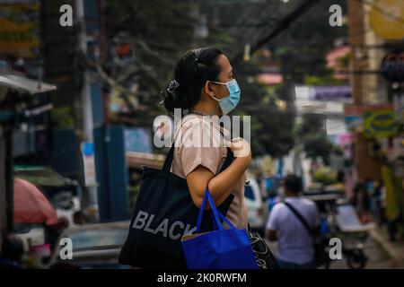 Antipolo, Philippines. 13th septembre 2022. Une femme marche tout en portant un masque de protection à l'extérieur dans Downtown Antipolo. (Photo par Ryan Eduard Benaid/SOPA Images/Sipa USA) crédit: SIPA USA/Alay Live News Banque D'Images