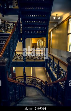 Bel escalier en fer forgé à l'intérieur du bâtiment Monadnock, conçu par la société Burnham & Root et construit à partir de 1891, Chicago, Illinois, États-Unis Banque D'Images