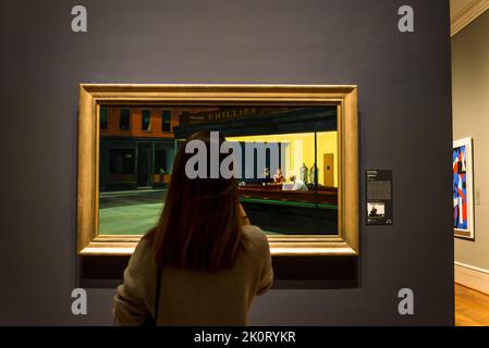 Visiteur regardant Edward Hopper Nighthawks peinture, l'Art Institute de Chicago, Chicago, Illinois, États-Unis Banque D'Images