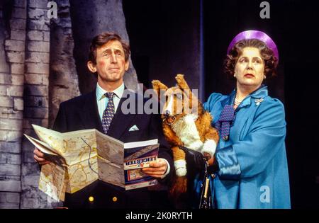 Toby Salaman (Prince Charles), PAM Ferris (la Reine) dans LA REINE ET moi par Sue Townsend au Royal court Theatre, Londres SW1 11/06/1994 une coproduction avec Out of joint and Haymarket Theatre, Leicester Music & Lyrics: Mickey Gallagher & Ian Dury design: Fotini Dimou Lighting: Rick Fisher directeur: Max Stafford-Clark Banque D'Images