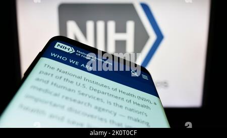 Smartphone avec le site Web de l'agence américaine National Institutes of Health (NIH) à l'écran devant le logo. Concentrez-vous sur le centre de l'écran du téléphone. Banque D'Images