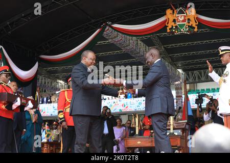 Nairobi, Kenya. 13th septembre 2022. Le président nouvellement élu du Kenya William Ruto (R) reçoit les instruments de pouvoir du président sortant Uhuru Kenyatta lors de la cérémonie d'assermentation à Nairobi, Kenya, le 13 septembre 2022. Le président nouvellement élu du Kenya, William Ruto, a été assermenté comme cinquième président du pays lors d'une cérémonie ici mardi. Credit: Fred Mutune/Xinhua/Alay Live News Banque D'Images