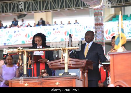 Nairobi, Kenya. 13th septembre 2022. Le Président William Ruto (R) prend le serment d'office lors de la cérémonie d'assermentation à Nairobi, au Kenya, le 13 septembre 2022. Le président nouvellement élu du Kenya, William Ruto, a été assermenté comme cinquième président du pays lors d'une cérémonie ici mardi. Credit: Fred Mutune/Xinhua/Alay Live News Banque D'Images