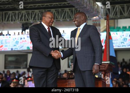 Nairobi, Kenya. 13th septembre 2022. Le président nouvellement élu du Kenya, William Ruto (R), tremble la main avec le président sortant, Uhuru Kenyatta, lors de la cérémonie d'assermentation à Nairobi, au Kenya, le 13 septembre 2022. Le président nouvellement élu du Kenya, William Ruto, a été assermenté comme cinquième président du pays lors d'une cérémonie ici mardi. Credit: Fred Mutune/Xinhua/Alay Live News Banque D'Images