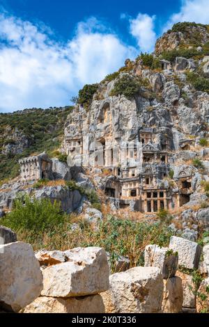 Tombeaux de roche dans l'ancienne ville de Myra, Turquie. Banque D'Images