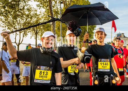 La devise du Marathon des châteaux du Médoc 36th est film. La célèbre musique de film résonne des haut-parleurs et l'équipe de film est prête pour le premier Clapboard Banque D'Images