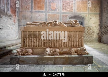 Le tombeau de l'archevêque D. Gonçalo Pereira dans la chapelle de la gloire au complexe de la cathédrale de Sé de Braga - Braga, Portugal Banque D'Images