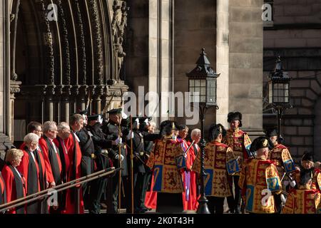 Édimbourg, Écosse, le 13 septembre 2022. Le cercueil de sa Majesté la reine Elizabeth II est effectué pour la dernière fois de la cathédrale St Giles, sur son voyage pour quitter l'Écosse et se rendre à Londres, à Édimbourg, Écosse, le 13 septembre 2022. Crédit photo: Jeremy Sutton-Hibbert/ Alamy Live news. Banque D'Images