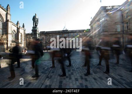 Édimbourg 13th septembre 20202. Les cercueils de la reine Elizabeth II quittèrent la cathédrale St Gile dans le Royal Mile d'Édimbourg. Les cercueils de la reine Elizabeth II se rendent en Angleterre. La Reine meurt pacifiquement à Balmoral le 8th septembre 2022. Scotland pic Credit: Pako Mera/Alay Live News Banque D'Images