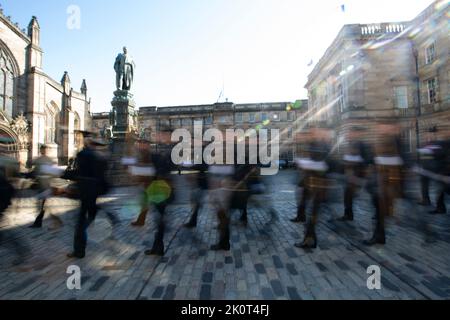 Édimbourg 13th septembre 20202. Les cercueils de la reine Elizabeth II quittèrent la cathédrale St Gile dans le Royal Mile d'Édimbourg. Les cercueils de la reine Elizabeth II se rendent en Angleterre. La Reine meurt pacifiquement à Balmoral le 8th septembre 2022. Scotland pic Credit: Pako Mera/Alay Live News Banque D'Images