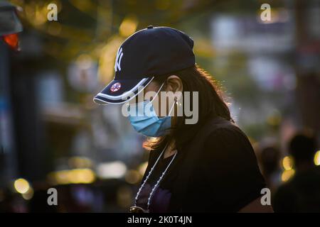 Antipolo, Rizal, Philippines. 13th septembre 2022. Une femme marche tout en portant un masque de protection à l'extérieur dans Downtown Antipolo. (Credit image: © Ryan Eduard Benaid/SOPA Images via ZUMA Press Wire) Banque D'Images