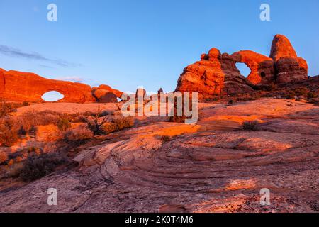 North Window, South Window et Turret Arch dans la section Windows du parc national d'Arches, Moab, Utah. Grès Navajo au premier plan. Banque D'Images