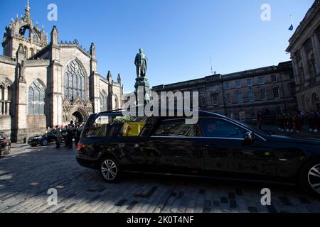 Édimbourg 13th septembre 20202. Les cercueils de la reine Elizabeth II quittèrent la cathédrale St Gile dans le Royal Mile d'Édimbourg. Les cercueils de la reine Elizabeth II se rendent en Angleterre. La Reine meurt pacifiquement à Balmoral le 8th septembre 2022. Scotland pic Credit: Pako Mera/Alay Live News Banque D'Images