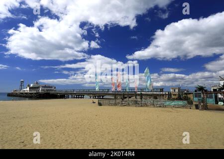 Vue d'été sur la jetée de Bournemouth, Dorset, Angleterre, Royaume-Uni Banque D'Images