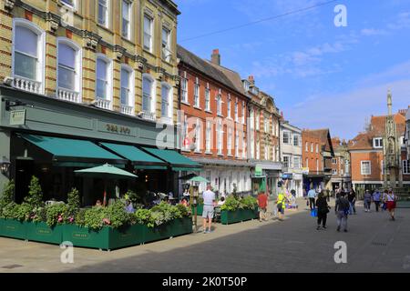 Boutiques le long de High Street, Winchester City, Hampshire County ; Angleterre ; Grande-Bretagne, ROYAUME-UNI Banque D'Images