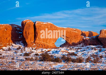 La fenêtre Nord avec de la neige dans la section fenêtres du parc national d'Arches en hiver. Moab, Utah. Banque D'Images
