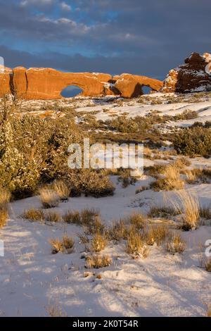 La fenêtre Nord et la fenêtre Sud avec de la neige dans la section fenêtres du parc national d'Arches en hiver. Moab, Utah. Banque D'Images