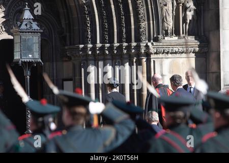 Édimbourg 13th septembre 20202. Les cercueils de la reine Elizabeth II quittèrent la cathédrale St Gile dans le Royal Mile d'Édimbourg. Les cercueils de la reine Elizabeth II se rendent en Angleterre. La Reine meurt pacifiquement à Balmoral le 8th septembre 2022. Scotland pic Credit: Pako Mera/Alay Live News Banque D'Images