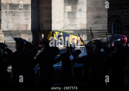 Édimbourg 13th septembre 20202. Les cercueils de la reine Elizabeth II quittèrent la cathédrale St Gile dans le Royal Mile d'Édimbourg. Les cercueils de la reine Elizabeth II se rendent en Angleterre. La Reine meurt pacifiquement à Balmoral le 8th septembre 2022. Scotland pic Credit: Pako Mera/Alay Live News Banque D'Images