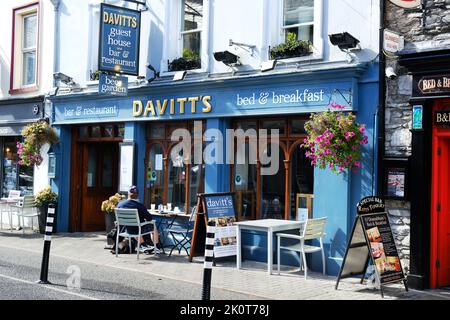 Vue extérieure d'un petit hôtel irlandais, Kenmare, comté de Kerry, Irlande - John Gollop Banque D'Images