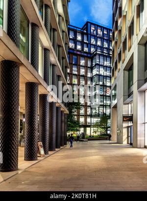 Architecture dans le développement moderne de Kings Cross à la nuit Londres Royaume-Uni Banque D'Images