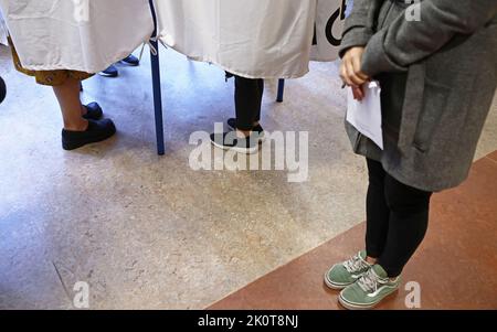 Les élections législatives suédoises, le jour des élections, le dimanche à Stockholm, en Suède. Sur la photo : électeurs de la bibliothèque Östermalm, Stockholm, Suède. Banque D'Images