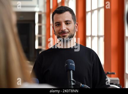 Weimar Allemagne. 13th septembre 2022. Roman Twork redacteur en chef de Mitteldeutscher Rundfunk mdr se tient devant la camera pour une interview pendant le tournage du nouveau MDR mockumentary Irgend...