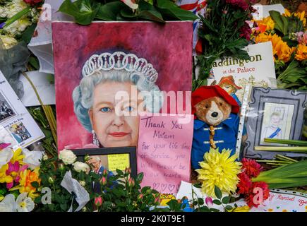 Londres, Royaume-Uni. 13th septembre 2022. Un jardin d'hommages floraux dans le parc vert à la mémoire de la reine Élisabeth la seconde qui est décédée sur 8 septembre à l'âge de 96 ans. Demain, il va trave, du palais de Buckingham au palais de Westminster où il sera dans l'état pendant 4 jours avant ses funérailles sur 19 septembre. Crédit : Karl Black/Alay Live News Banque D'Images