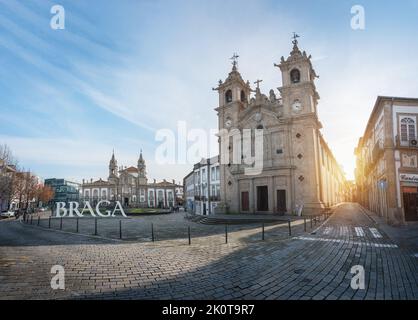 Vue panoramique sur Braga City Sign, l'église de Sao Marcos et l'église Sainte Croix (Igreja de Santa Cruz) - Braga, Portugal Banque D'Images