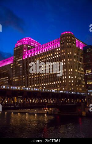 Train passant sur le pont et de Merchandise Mart, l'emblématique édifice commercial Art Déco construit en 1930, Chicago, Illinois, États-Unis Banque D'Images