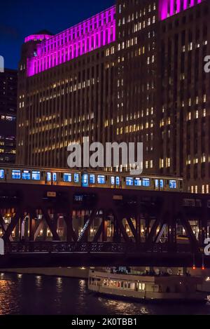 Train passant sur le pont et de Merchandise Mart, l'emblématique édifice commercial Art Déco construit en 1930, Chicago, Illinois, États-Unis Banque D'Images