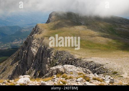 Vue panoramique sur la montagne brumeuse et le brouillard en été Banque D'Images