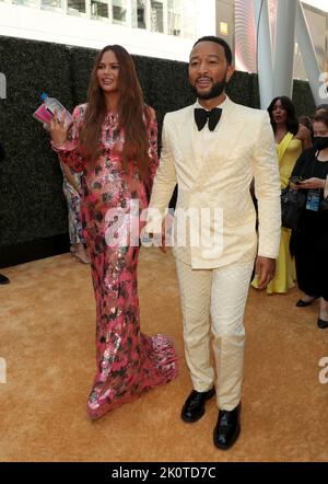 Los Angeles, États-Unis. 12th septembre 2022. Chrissy Teigen, à gauche, et John Legend arrivent aux Emmy Awards 74th le lundi 12 septembre 2022 au Microsoft Theatre de Los Angeles. (Photo par Al Seib/Invision pour l'Académie de télévision/AP Images via Credit: SIPA USA/Alay Live News Banque D'Images