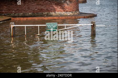 Barrière d'inondation traversant l'entrée du port de Langstone, sur l'île Hayling. Banque D'Images