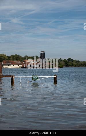 Barrière d'inondation traversant l'entrée du port de Langstone, sur l'île Hayling. Banque D'Images