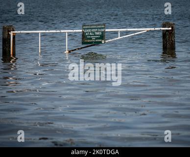 Barrière d'inondation partiellement submergée à l'entrée du port de Langstone, Hayling Island, Royaume-Uni. Banque D'Images