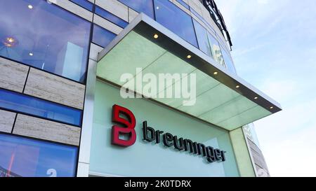 Entrée du grand magasin allemand « Breuninger » au complexe moderne de la ville de Düsseldorf/Allemagne. Banque D'Images