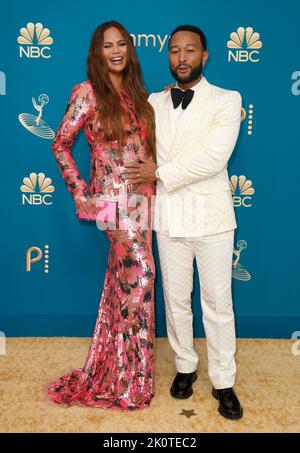 Los Angeles, États-Unis. 12th septembre 2022. Chrissy Teigen, à gauche, et John Legend arrivent aux Emmy Awards 74th le lundi 12 septembre 2022 au Microsoft Theatre de Los Angeles. (Photo par Danny Moloshok/Invision pour l'Académie de télévision/AP Images via Credit: SIPA USA/Alay Live News Banque D'Images